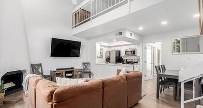 Exceptional community! Biltmore/Arcadia location. Impeccable! King & Queen bed!