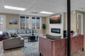 TV, lareira, escritórios