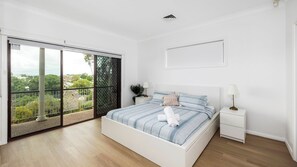 4 bedrooms, iron/ironing board, free WiFi