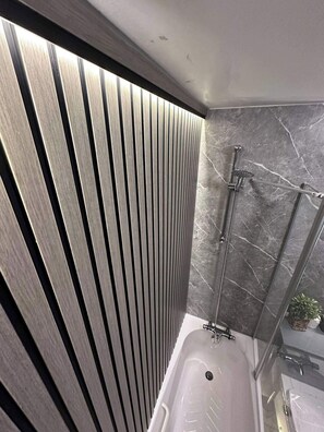 Apartment | Bathroom | Shower, hair dryer, towels - 2br-sleeps4-freeparking-wifi-smarttvs (Manchester)