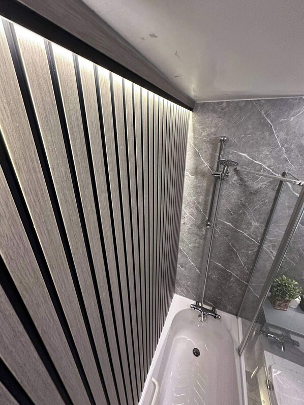 Appartement | Salle de bain | Douche, séchoir à cheveux, serviettes fournies