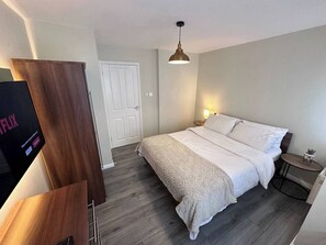 Apartment | 2 bedrooms, iron/ironing board, free WiFi, bed sheets
