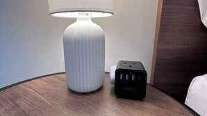 A white table lamp with a ribbed design and a black power strip with multiple USB ports. - 2br-sleeps4-freeparking-wifi-smarttvs (Manchester)