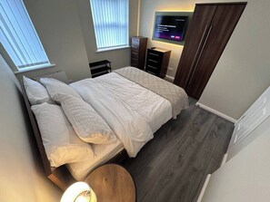 Apartment | 2 bedrooms, iron/ironing board, free WiFi, bed sheets - 2br-sleeps4-freeparking-wifi-smarttvs (Manchester)