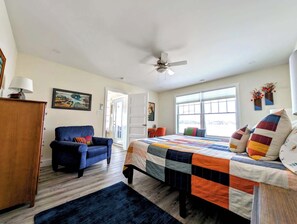 2 chambres, bureau, fer et planche à repasser, lit de bébé portatif