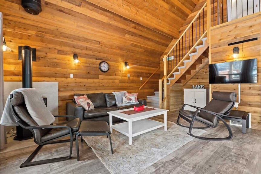 Lake Vibes 3 Bd 1 Ba Cottage Steps From The Lake - Alberta