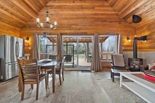 Lake Vibes 3 BD 1 BA Cottage steps from the Lake