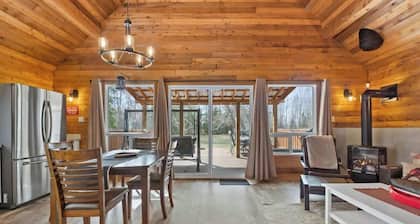 Lake Vibes 3 BD 1 BA Cottage steps from the Lake