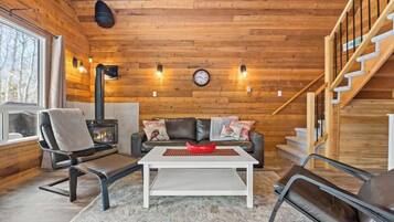 Fernseher, Kamin, Bücher