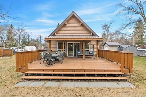 Lake Vibes 3 BD 1 BA Cottage steps from the Lake