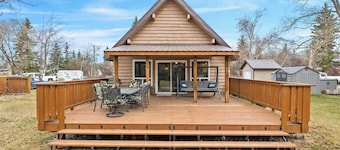 Lake Vibes 3 BD 1 BA Cottage steps from the Lake