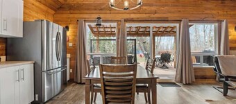 Lake Vibes 3 BD 1 BA Cottage steps from the Lake