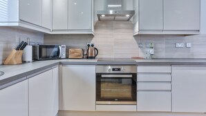 Căn hộ | Bếp riêng | Dụng cụ pha cà phê/trà, tủ lạnh nhỏ, lò vi sóng, lò nướng 