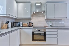 Apartment | Private kitchen | Mini-fridge, microwave, oven, stovetop - 1BR Gem in Great Location (Sheffield)
