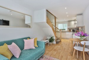 公寓 | 客廳 | 40 吋LED 電視連衛星電視頻道