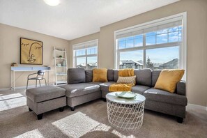 Tv, eldstad och kontor