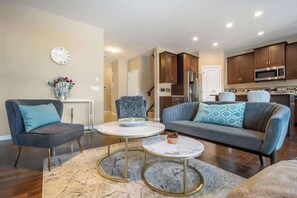 Tv, eldstad och kontor