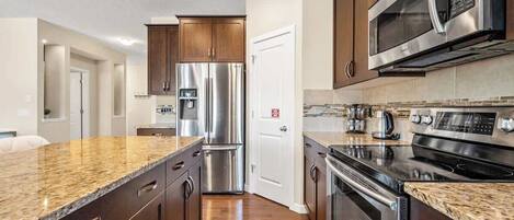 Frigorífic, microones, forn i placa de cuina