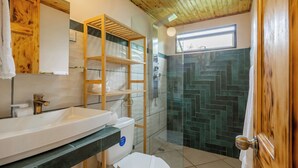 Een douche, handdoeken, zeep, toiletpapier