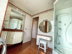 Shower, hair dryer, towels, soap - L'Arpège du Puy - House* ParkingView * Family* 10min walk from Center (Le Puy-en-Velay)