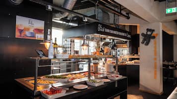 Se ofrece un desayuno bufé todos los días (por un coste adicional)