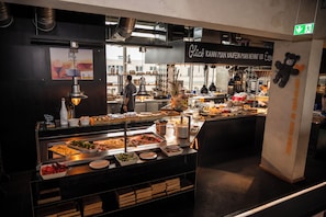 Sarapan bufet setiap hari (EUR 19.50 seorang)
