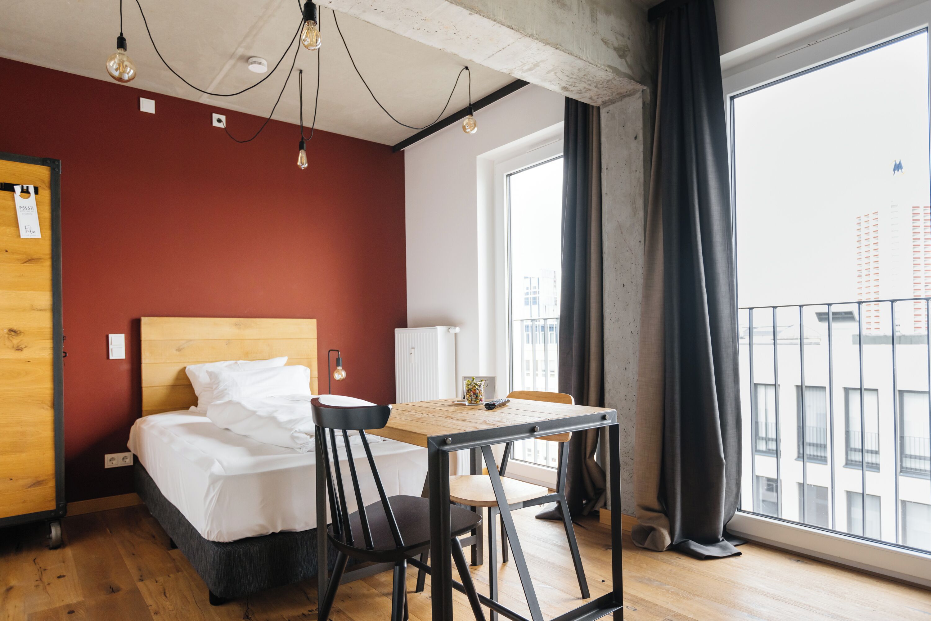 Studio (small) | Allergiatestatut vuodevaatteet, tallelokero huoneessa