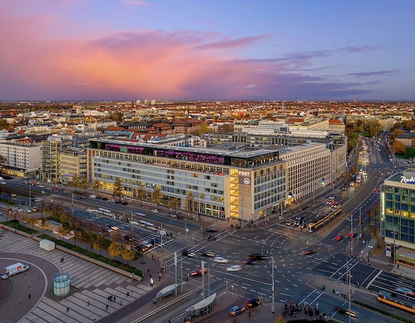 A cityscape with a prominent building labeled "POST" featuring a modern design with multiple floors and a large entrance. - Staycity Leipzig City Centre (Leipzig)