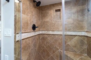 Dusche, Haartrockner, Handtücher