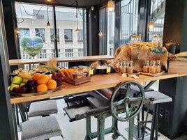 Daily continental breakfast (EUR 20.15 per person)