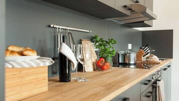 Fridge, microwave, stovetop, dishwasher