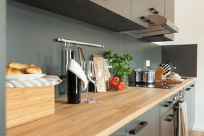 Réfrigérateur, micro-ondes, plaque de cuisson, lave-vaisselle