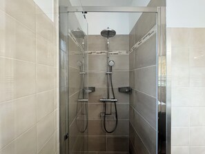 Dusche, Haartrockner, Handtücher, Seife
