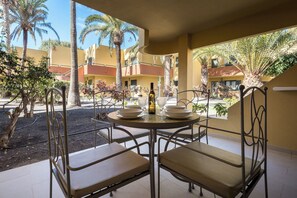 Outdoor dining - Home2Book Poolside & Terrace Retreat, Corralejo (Corralejo)