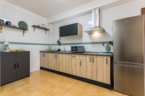 Microwave, stovetop, coffee/tea maker, cookware/dishes/utensils - Home2Book Sunny Getaway & Pool in Gáldar (Gáldar)