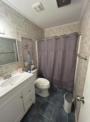Douche, serviettes fournies, papier toilette