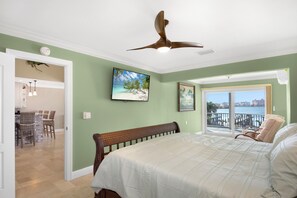 2 عدّة غرف نوم وخدمة الإنترنت وملاءات أسرّة