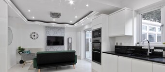 Comfy 4 Bedroom house, Ideal for Workers and Families, FREE Parking