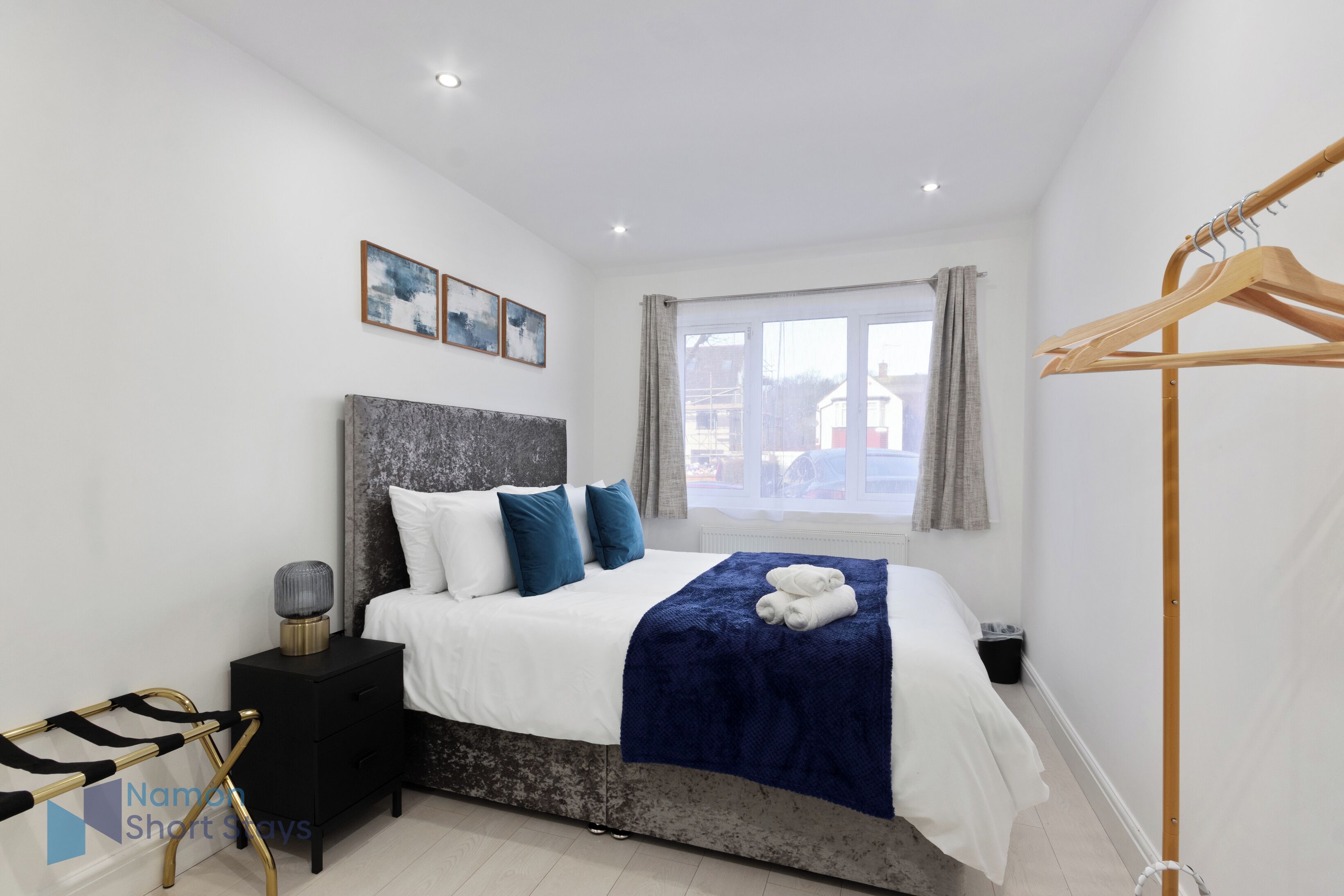 4 chambres, bureau, fer et planche à repasser, lit parapluie