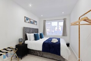 4 bedrooms, desk, iron/ironing board, travel crib - Comfy 4 Bedroom house, Ideal for Workers and Families, FREE Parking (Coulsdon)