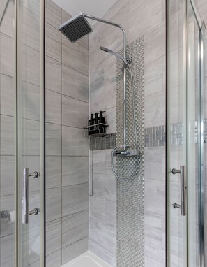 Douche, baignoire à jets, sèche-cheveux, serviettes fournies