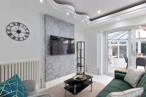 Smart TV, books - Comfy 4 Bedroom house, Ideal for Workers and Families, FREE Parking (Coulsdon)