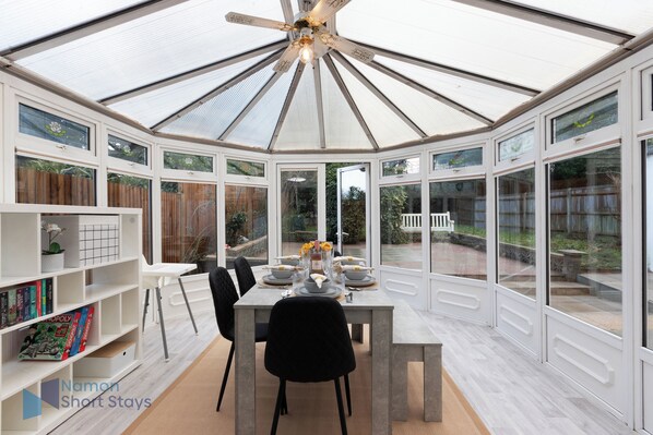 Dining - Comfy 4 Bedroom house, Ideal for Workers and Families, FREE Parking (Coulsdon)