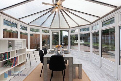 Comfy 4 Bedroom house, Ideal for Workers and Families, FREE Parking