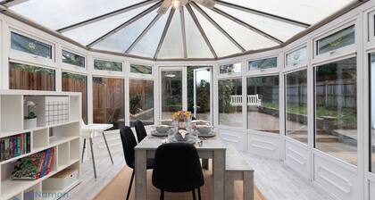 Comfy 4 Bedroom house, Ideal for Workers and Families, FREE Parking