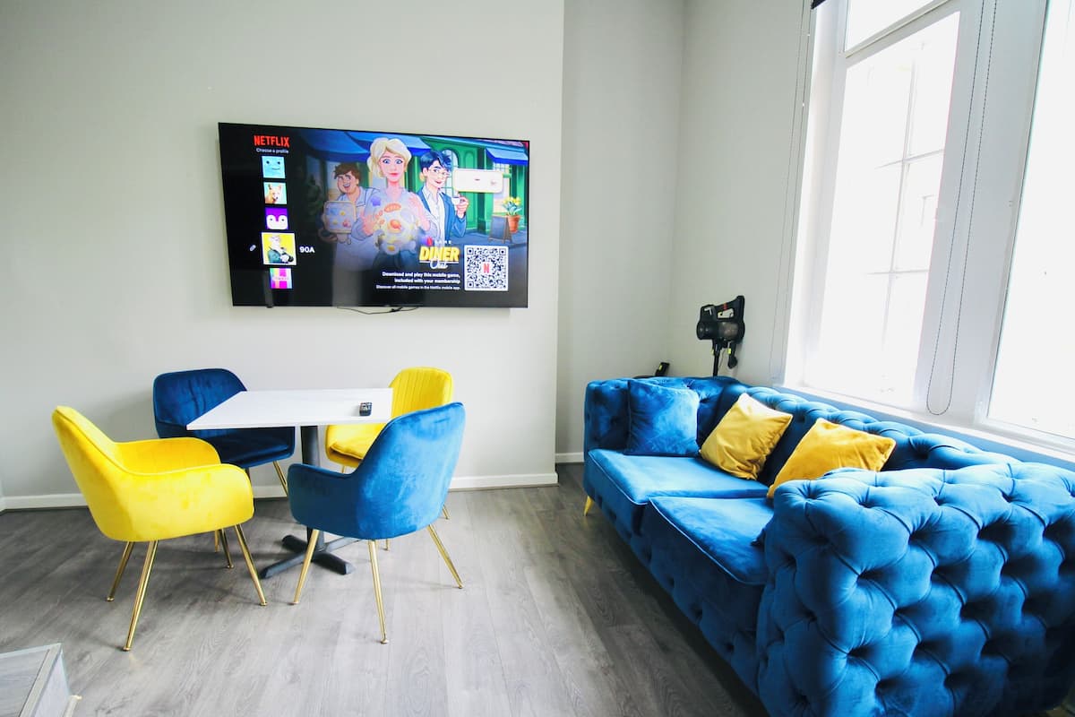 32-inch Smart TV with satellite channels, pay movies
