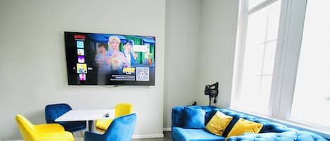 32-inch Smart TV with satellite channels, pay movies