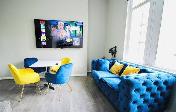 32-inch Smart TV with satellite channels, pay movies