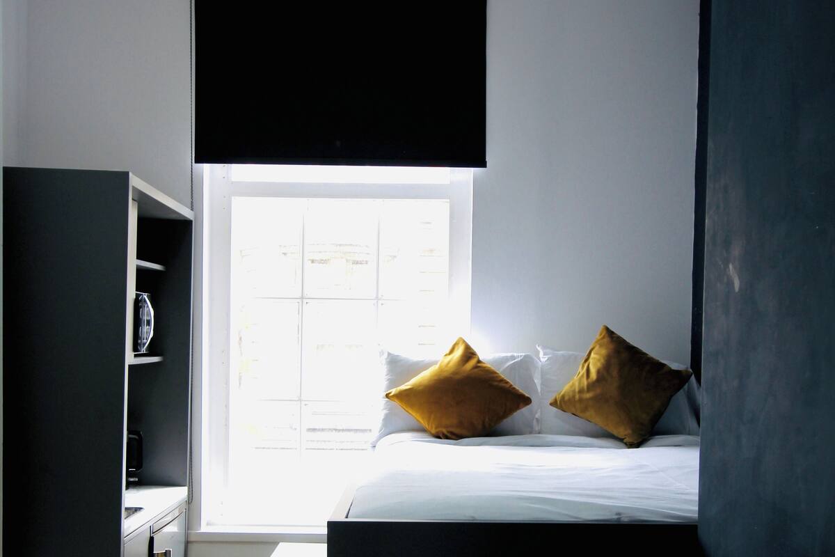Habitación individual superior, vistas a la ciudad | Sistema de insonorización, tabla de planchar con plancha, wifi gratis