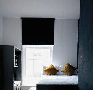 Superior eenpersoonskamer, uitzicht op de stad | Geluiddichte muren, een strijkplank/strijkijzer, gratis wifi